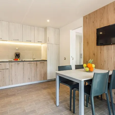 2 Bedroom Stunning Stacaravan In Vabriga Kemping Poreč
