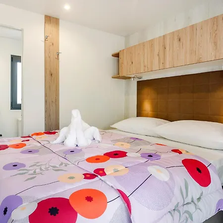 Amazing Stacaravan In Vabriga With Wifi Кемпинг