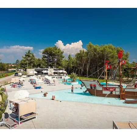 Cozy Stacaravan In Vabriga With Swimming Pool Camping Poreč