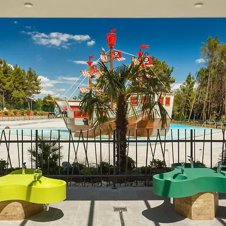 Camping 2 Bedroom Stunning Stacaravan In Vabriga Poreč