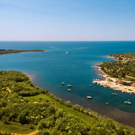 2 Bedroom Stunning Stacaravan In Vabriga Camping Poreč